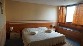 Отель Hotel Dobrudja Добрич Двухместный номер с 1 кроватью или 2 отдельными кроватями-4